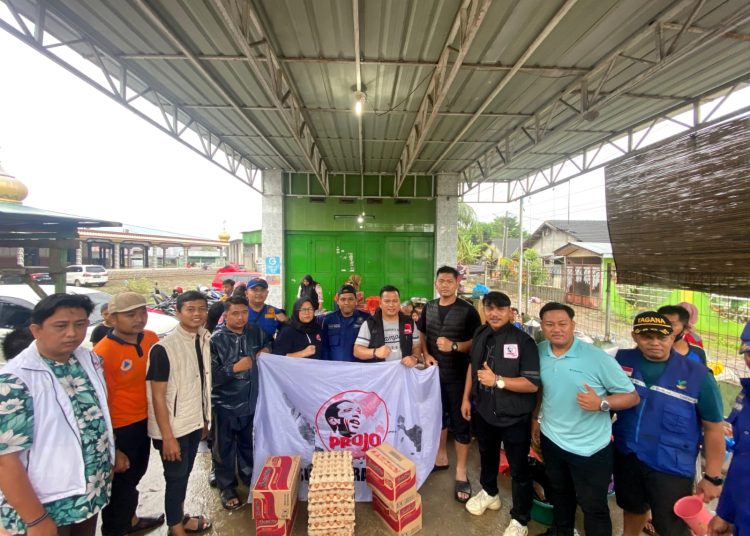 Projo Muda Bagikan Bantuan Sembako Untuk Warga Yang Terdampak Banjir