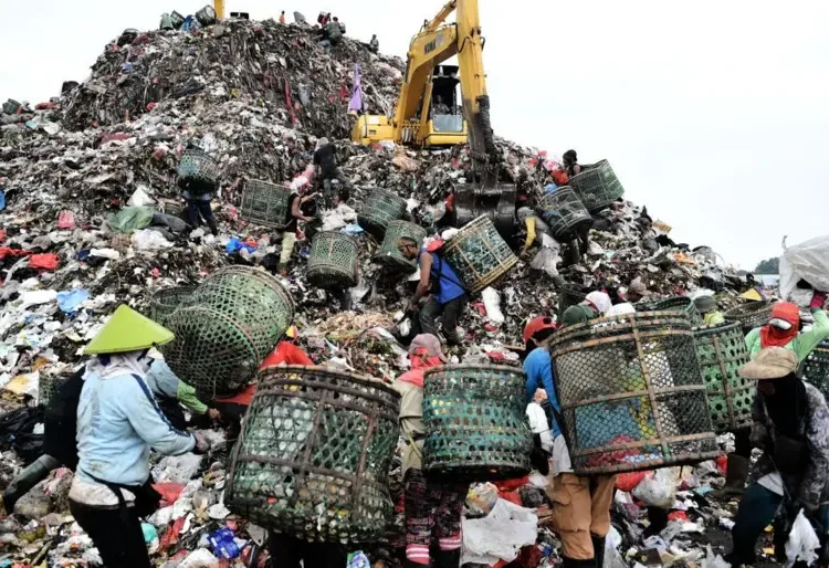 Di Bawah Gunung Sampah Bantargebang