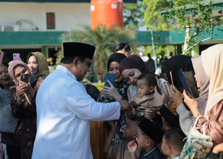 Prabowo Lebaran di Aceh Tamiang, Membaur dan Salaman dengan Warga di Masjid Darussalam