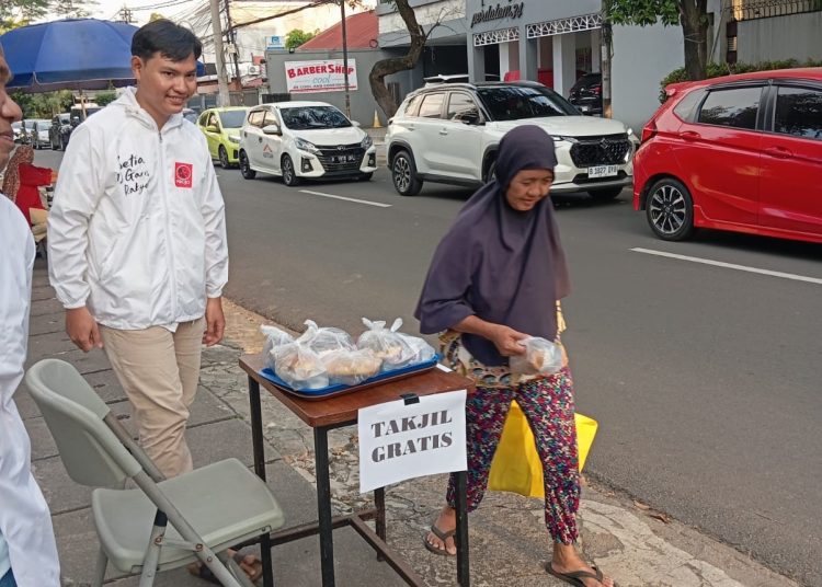 Manisnya Berbagi di Senja Pancoran: Geliat Takjil di Depan Markas Projo