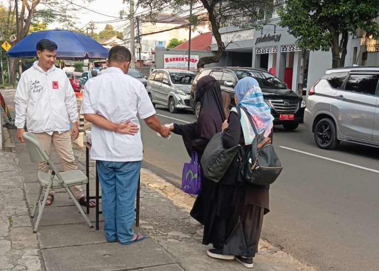 Manisnya Berbagi di Senja Pancoran: Geliat Takjil di Depan Markas Projo