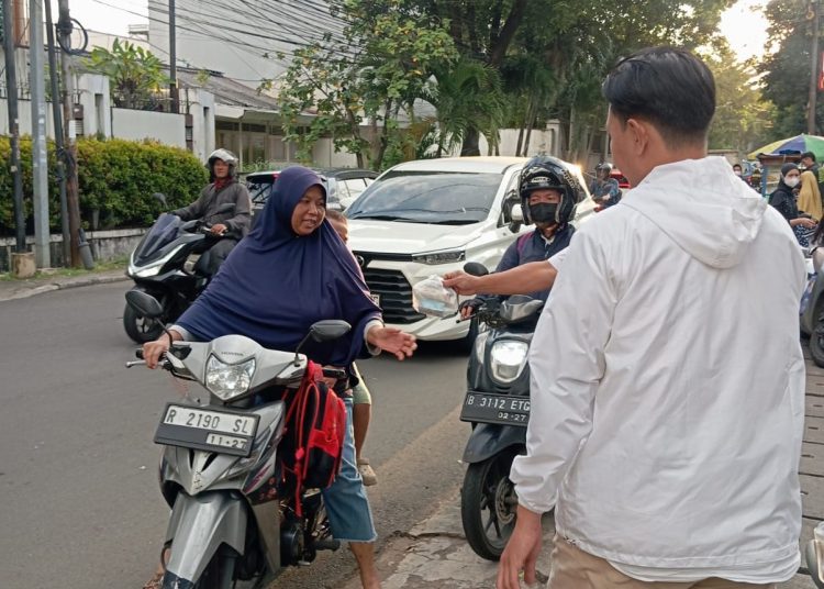 Manisnya Berbagi di Senja Pancoran: Geliat Takjil di Depan Markas Projo