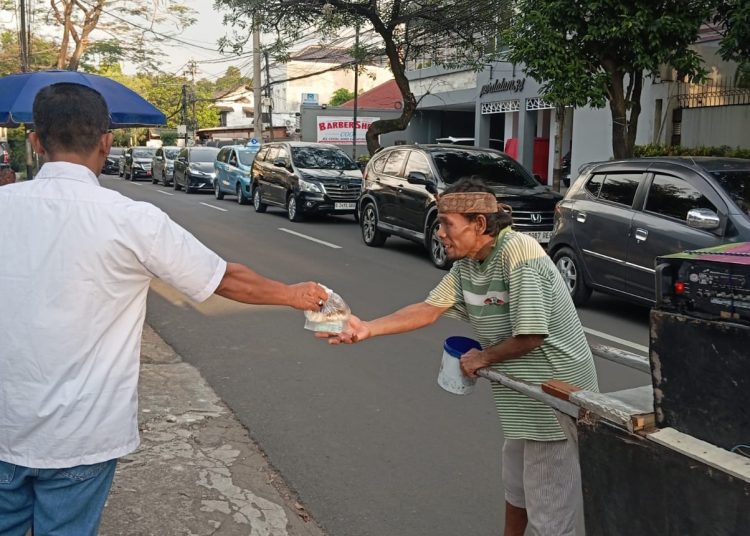 Manisnya Berbagi di Senja Pancoran: Geliat Takjil di Depan Markas Projo