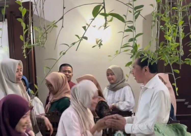 Magnet Tak Pudar: Meski Libur Usai, Warga Rela Mengantre hingga Malam Demi Berfoto dengan Jokowi