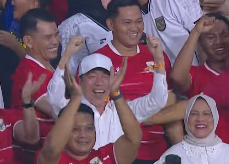Satu Tribun Tanpa Sekat, Jokowi Rayakan Kemenangan Dramatis Garuda Muda Atas Vietnam