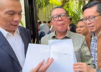 Akhiri Polemik Lewat Sains: Rismon Sianipar Akui ‘Big Mistake’ dan Serahkan Buku Forensik Digital ke Kediaman Jokowi