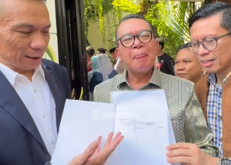 Akhiri Polemik Lewat Sains: Rismon Sianipar Akui ‘Big Mistake’ dan Serahkan Buku Forensik Digital ke Kediaman Jokowi
