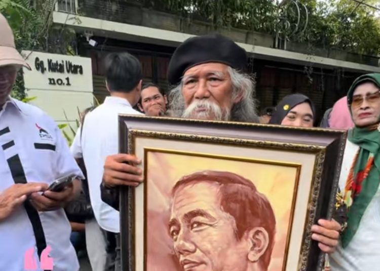 Penuh Kebanggaan, Mbah Kibar Pelukis Asal Yogyakarta Hadiahkan Lukisan Wajah Jokowi di Solo