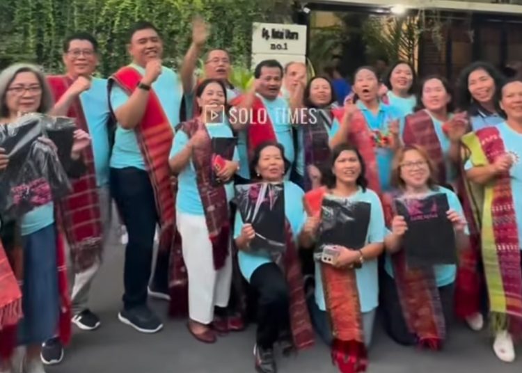 Kado Istimewa dari Medan: Warga Sumatera Utara Sambangi Sumber, Nyanyikan Lagu Khusus untuk Jokowi