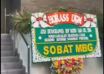 “UGM Naik Kelas”, Pesan Unik di Balik Karangan Bunga Usai Roy Suryo Ditangkap