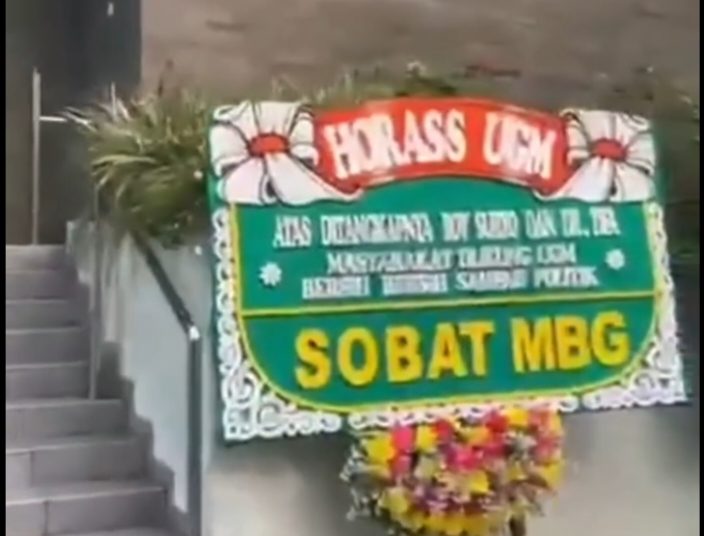 “UGM Naik Kelas”, Pesan Unik di Balik Karangan Bunga Usai Roy Suryo Ditangkap