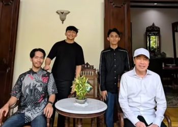Akui Dulu Terdoktrin Suka Memfitnah, Netizen TikTok Ini Datang ke Solo Minta Maaf ke Pak Jokowi: “Sudah Done Guys, Diberi Baju!”
