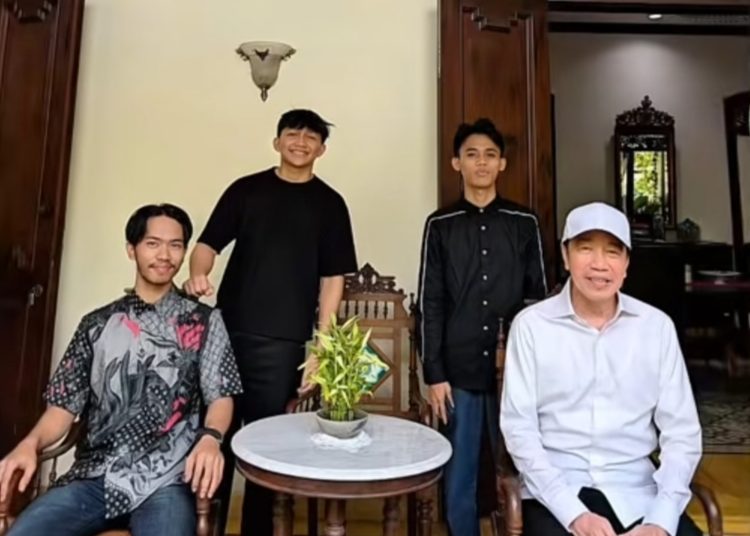 Akui Dulu Terdoktrin Suka Memfitnah, Netizen TikTok Ini Datang ke Solo Minta Maaf ke Pak Jokowi: “Sudah Done Guys, Diberi Baju!”