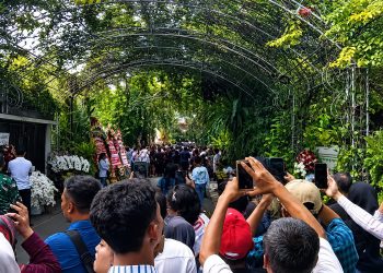 Hangat dan Penuh Haru, Warga dari Berbagai Penjuru Nusantara Padati Kediaman Jokowi di Solo Rayakan Ulang Tahun Ke-65
