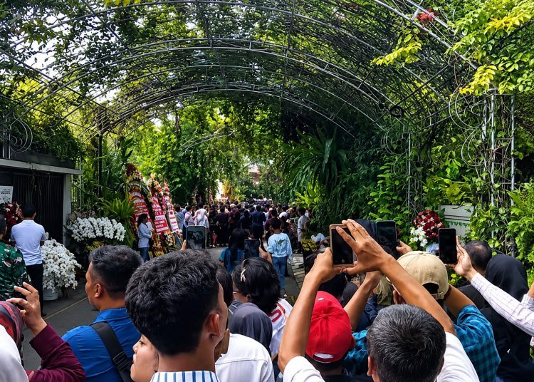 Hangat dan Penuh Haru, Warga dari Berbagai Penjuru Nusantara Padati Kediaman Jokowi di Solo Rayakan Ulang Tahun Ke-65