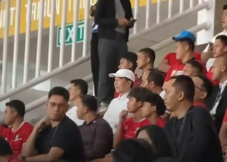Saksikan Timnas Cukur Kamboja 4-1, Jokowi Pilih Baur Bersama Suporter di Tribun Pakansari