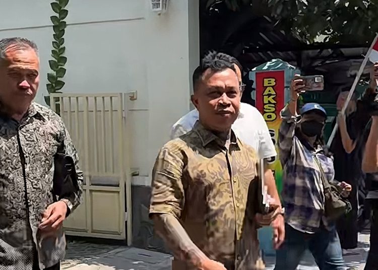 Panglima Jilah Kunjungi Kediaman Jokowi di Solo, Serahkan Undangan Pertemuan Akbar 20.000 Masyarakat Adat Dayak