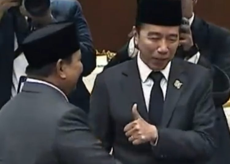 Momen Hangat Sidang Tahunan MPR: Acungan Jempol Presiden Ke-7 Jokowi Ungkap Apresiasi Pidato Kenegaraan Presiden Prabowo