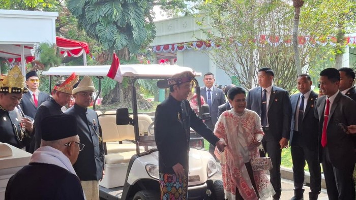 Tampil Berpakaian Adat Bali, Jokowi Hadiri Detik-Detik Proklamasi di Istana Merdeka