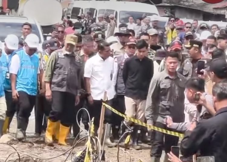 Di Tengah Gugatan Syarat Pencalonan di MK, Gibran Turun Langsung Tinjau Banjir Bandang Solok