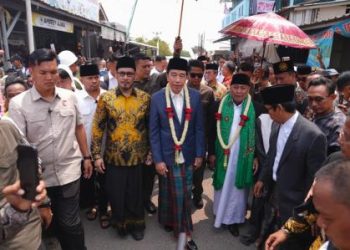 Warga Cirebon Tumpah ke Jalan Sambut Jokowi, Pedagang Ikut Kecipratan Berkah Keramaian