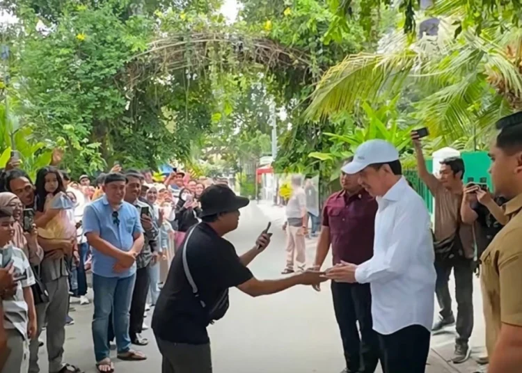 Antrean Tamu Mengular di Kediaman Jokowi, Dua Warga Malaysia Terharu Disalami Presiden ke-7 RI