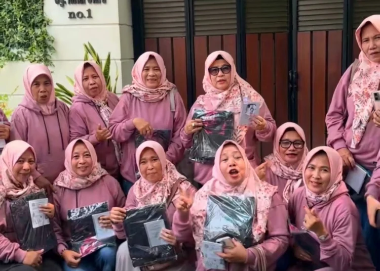 Penuh Senyum, Rombongan Emak-emak Bangkalan Silaturahmi dengan Jokowi di Sumber Solo